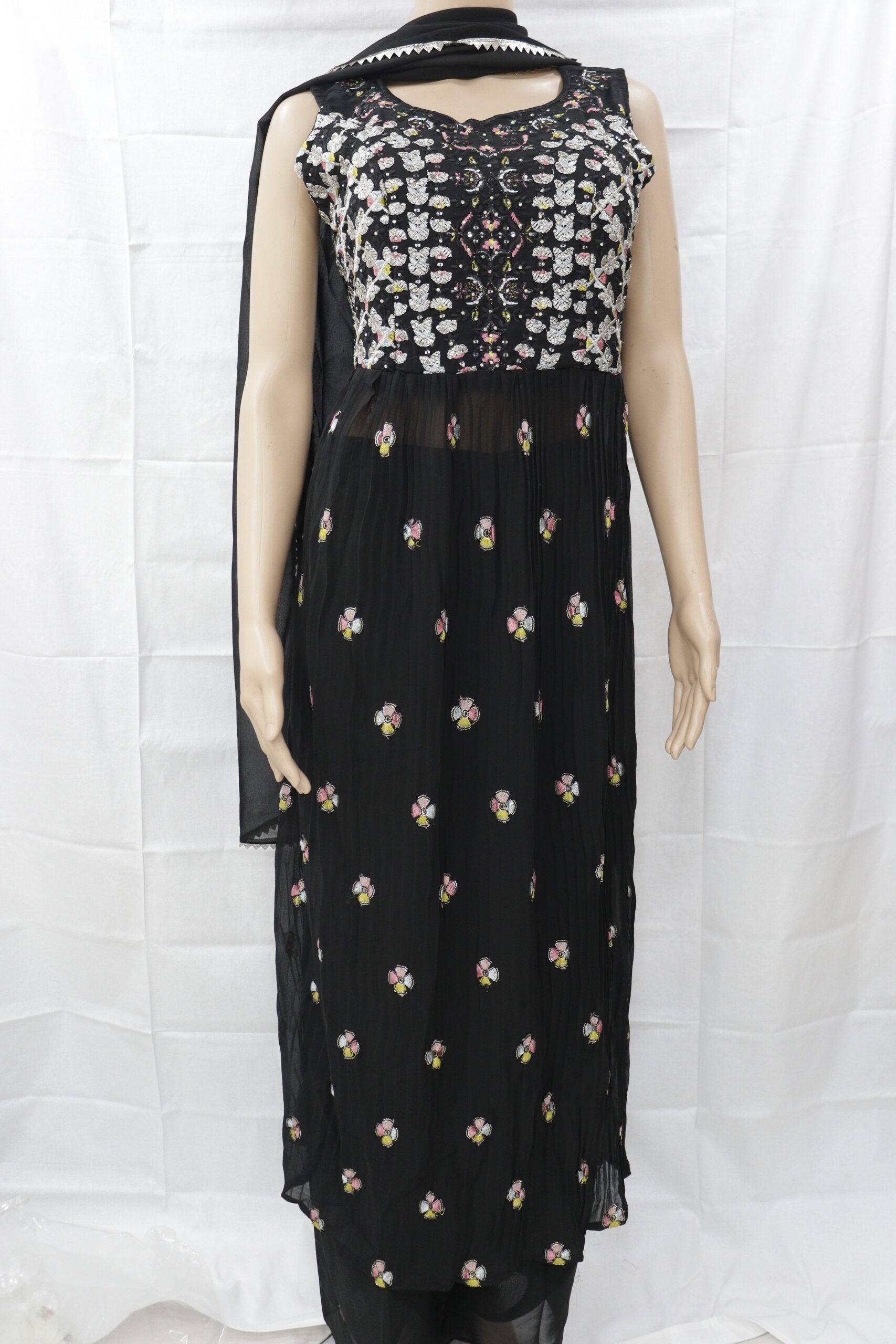 Elegant Black Floral Embroidered Chiffon Kurti Set β Timeless Beauty & Grace