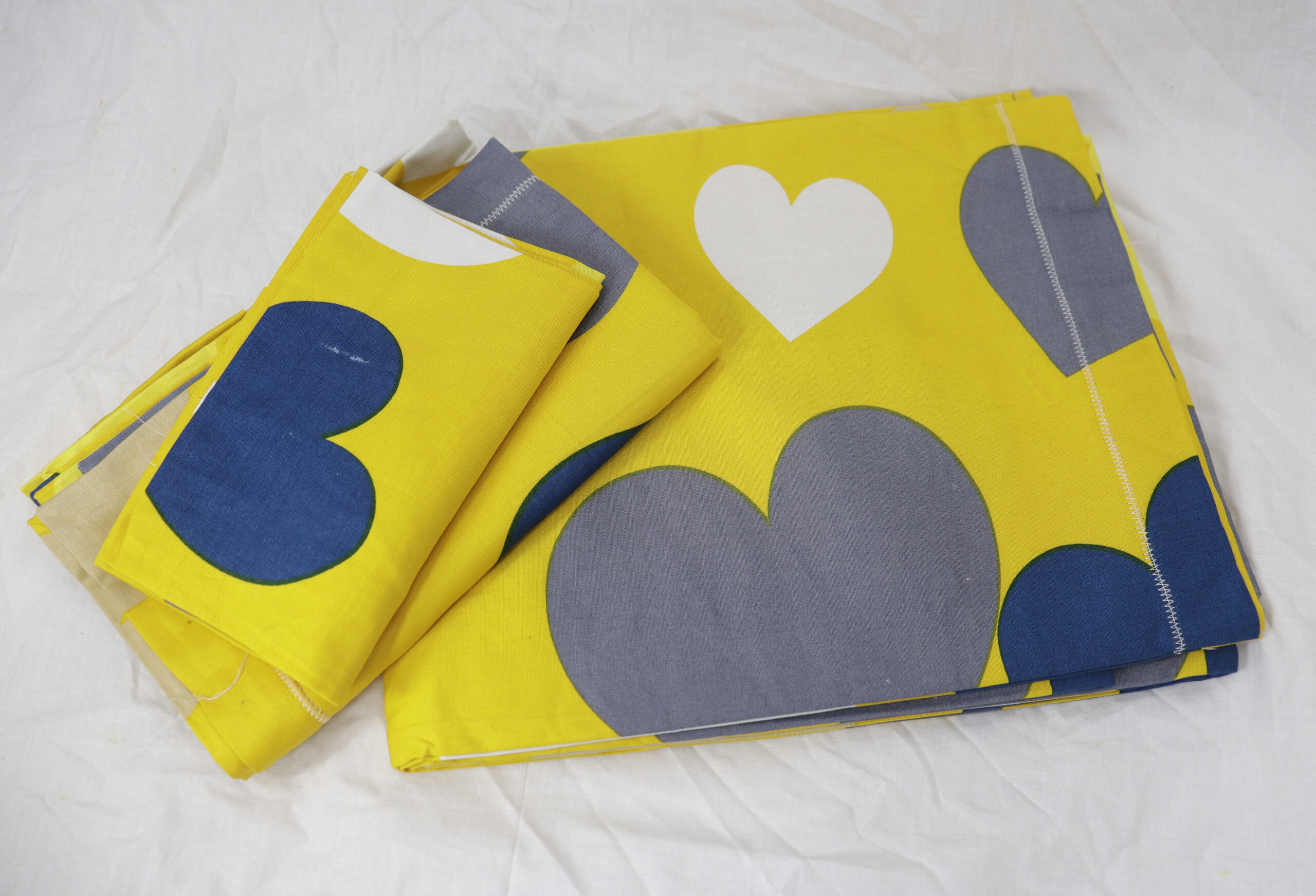 Golden Hearts Cotton Bedsheet - Image 4